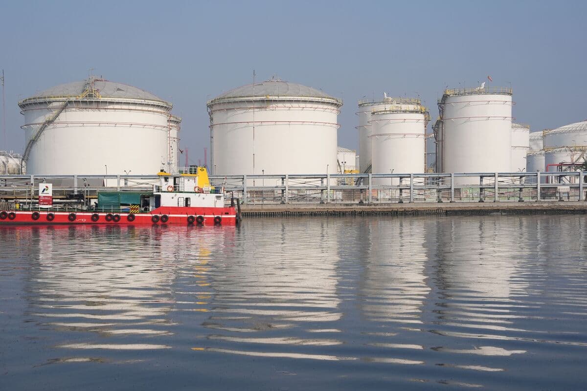 Oil Climbs, US Futures Dip on Fresh Iran Strikes: Markets Wrap - Bloomberg.com