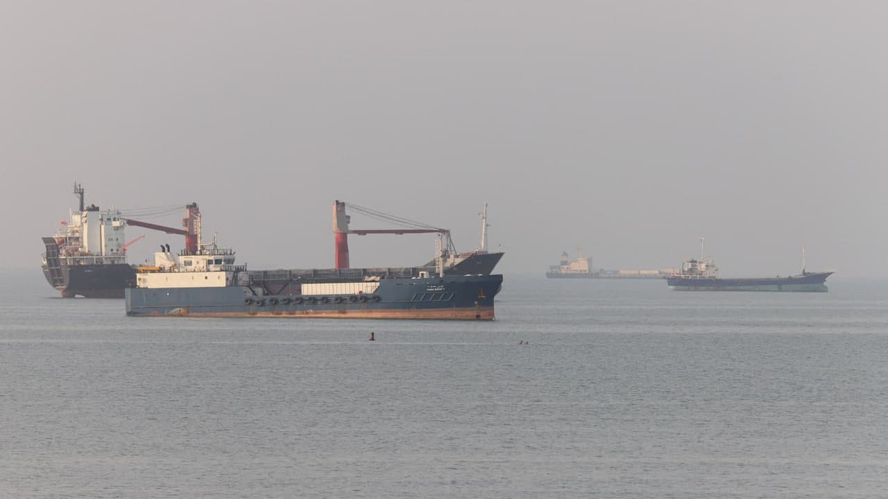 US launches fresh strikes after Iran shuts Strait of Hormuz, warns against ship transit