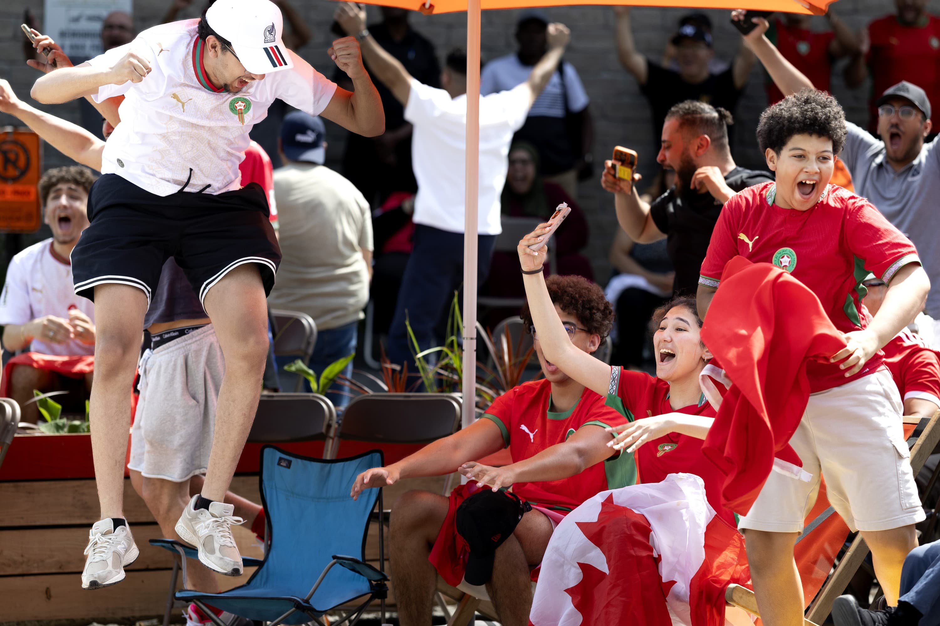 Hundreds of joyous fans celebrate Morocco's World Cup victory over Canada in St-Léonard