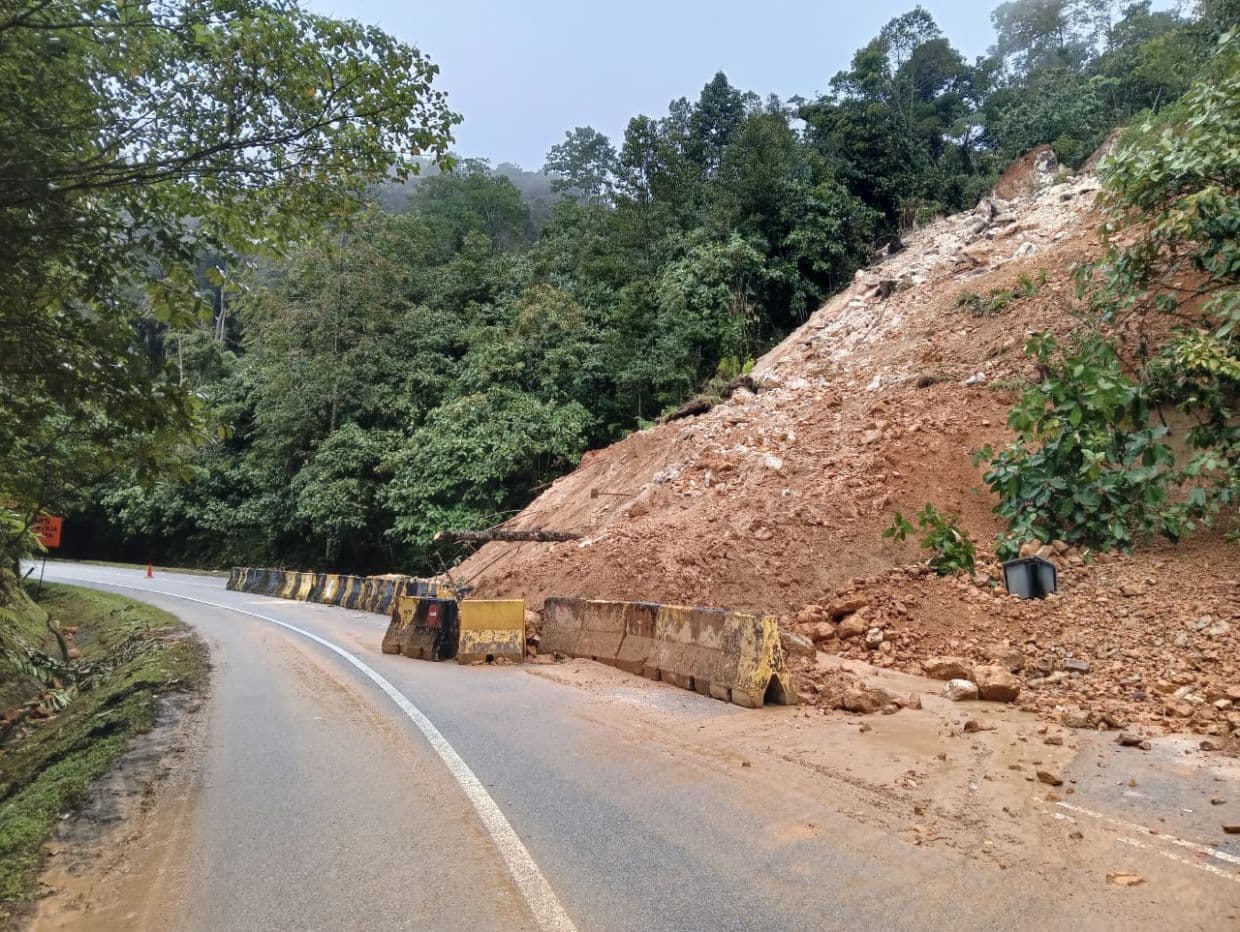Landslide partially blocks Tapah-Cameron Highlands road