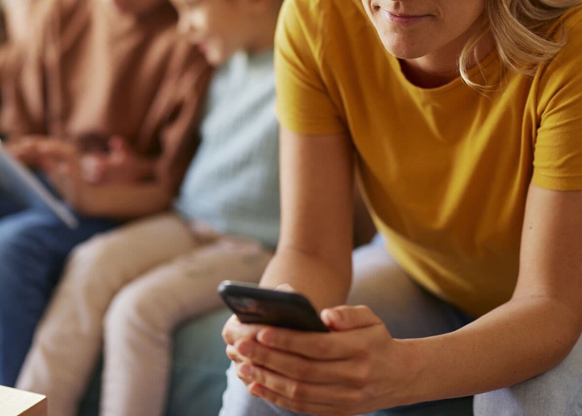 Parents’ Phone Addiction Affects Bond with Kids, New Study Finds - Bloomberg.com