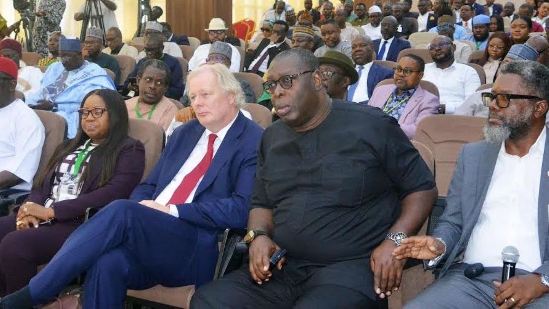 FG insists on fuel price slash at meeting with Dangote Refinery, marketers