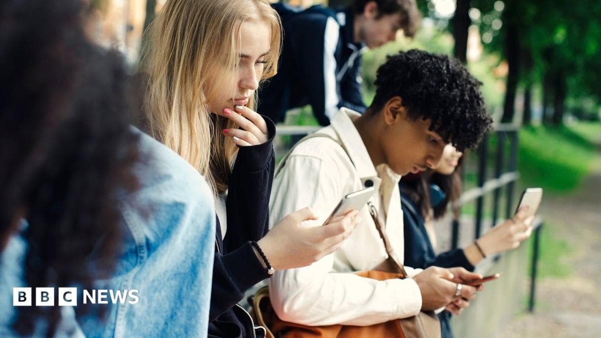 Midnight social media curfew proposed for older UK teens