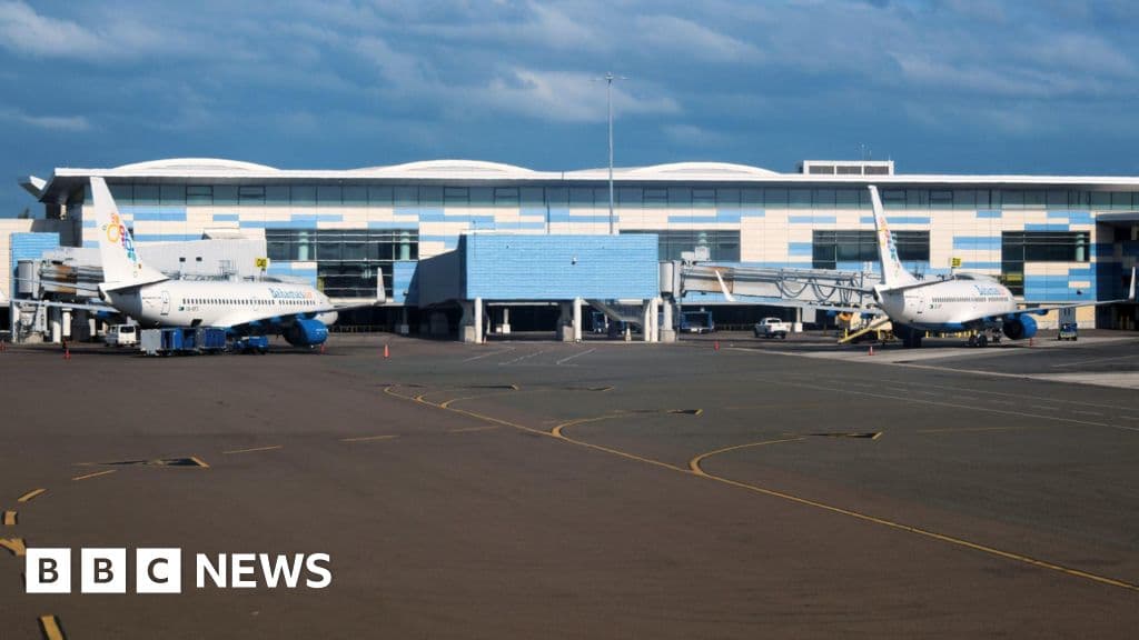 Small plane crash in Bahamas kills 10 people - BBC