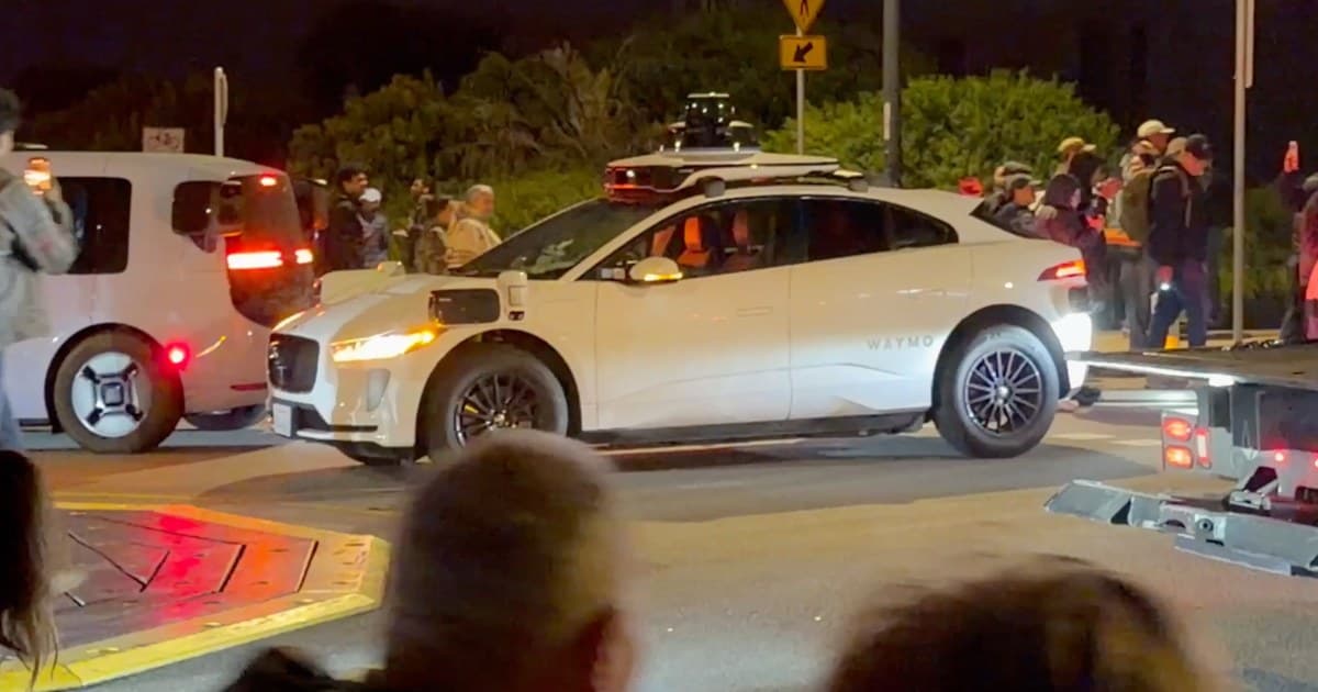 Waymo cars stranded on San Francisco streets as Fourth of July gridlock drains batteries - NBC News