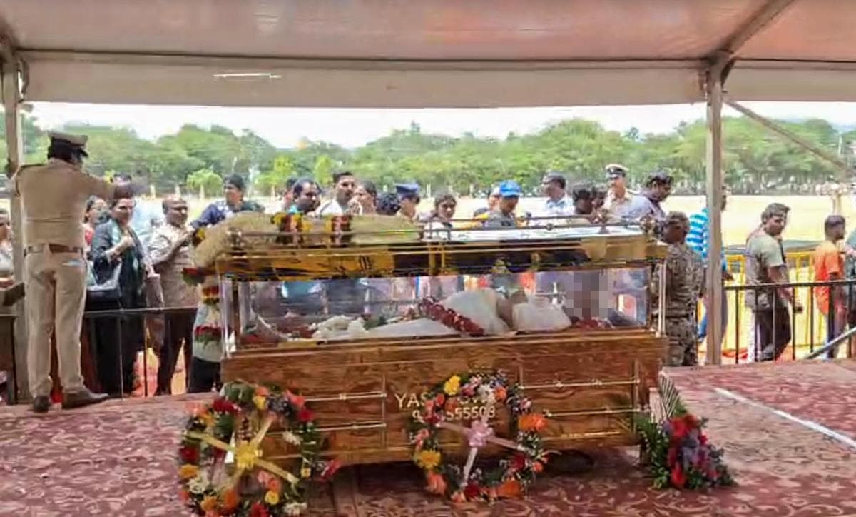 Fans and admirers pour in to pay their last respects to ‘Nightingale of South India’
